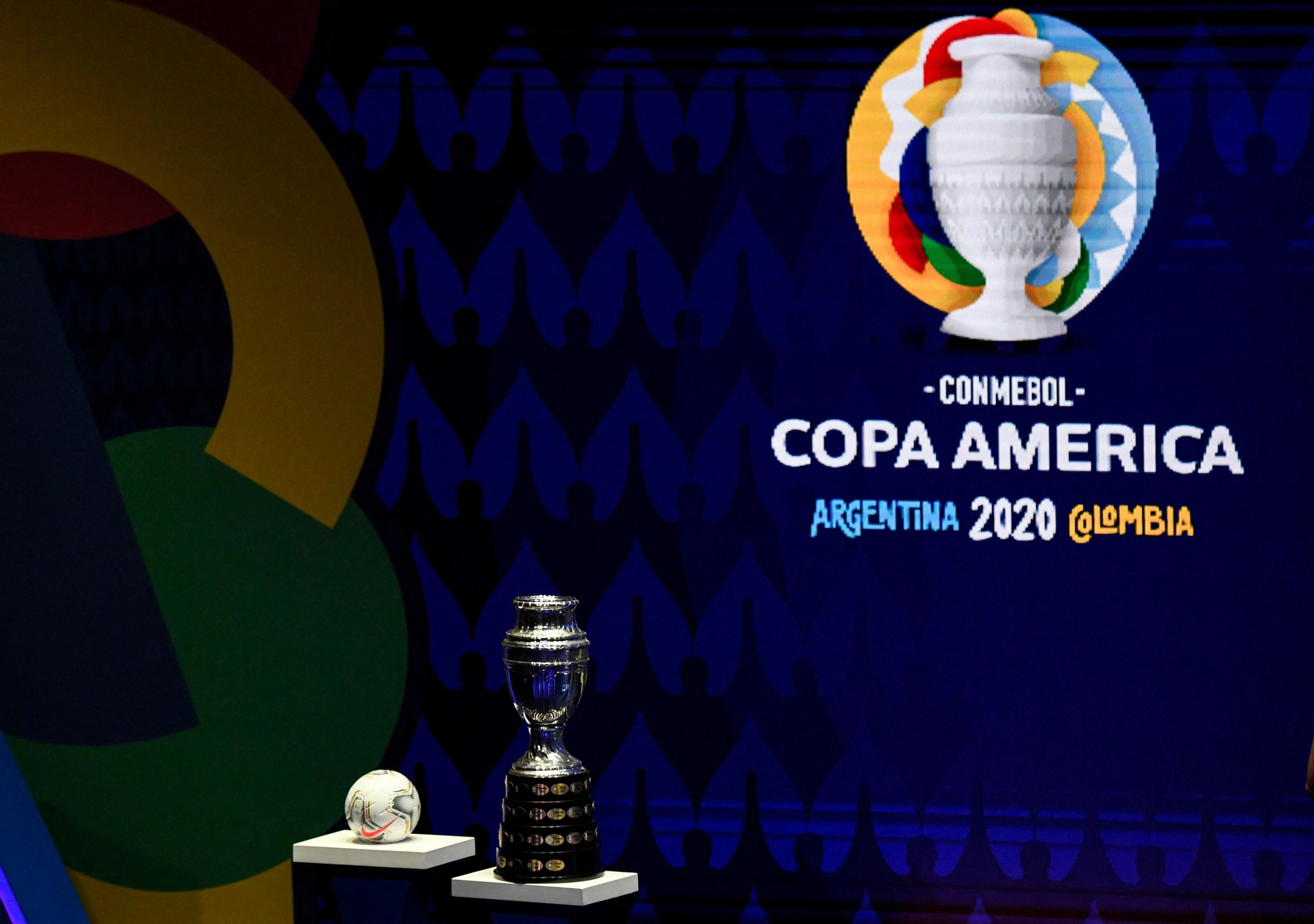 O trof&eacute;u da Copa Am&eacute;rica e a bola oficial s&atilde;o vistos durante o sorteio do torneio de futebol Copa Am&eacute;rica 2020, no Centro de Conven&ccedil;&otilde;es de Cartagena, Col&ocirc;mbia.