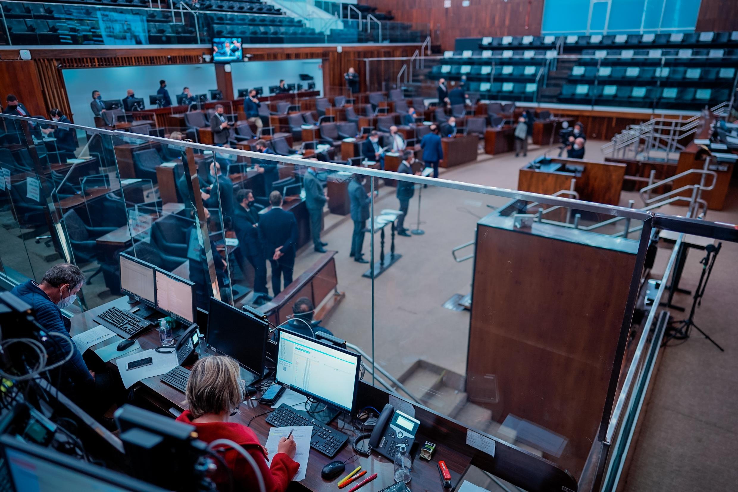 Deputados estaduais discutem a PEC do plebiscito.