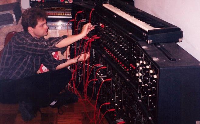 No &aacute;lbum de 2001, o tecladista utilizou diversos sintetizadores, entre eles, o modular Roland System 700 Laboratory