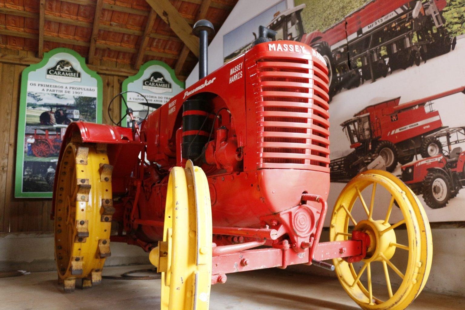 Trator com roda de ferro &eacute; um dos mais antigos que comp&otilde;e o acervo do museu