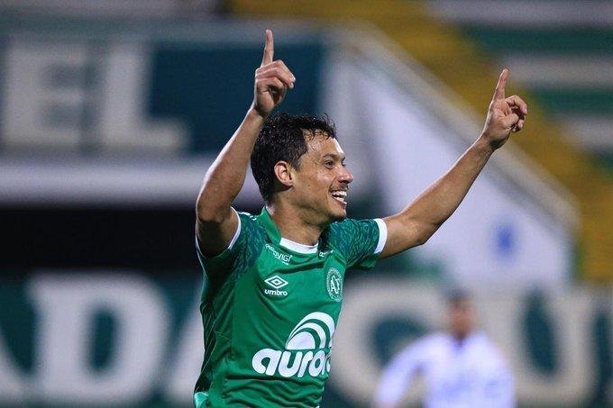 Chapecoense venceu por 3 a 1 e ficou perto das oitavas