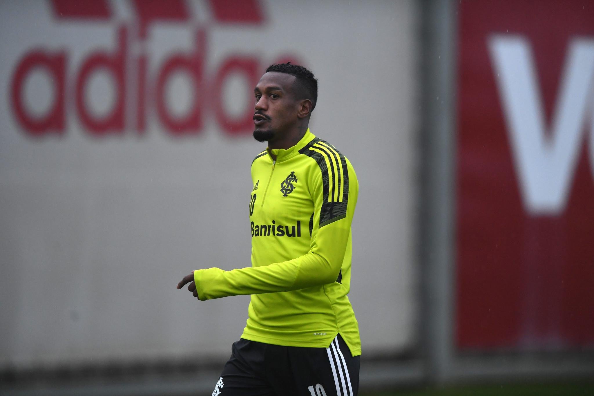 Edenilson deve ser titular diante do Vit&oacute;ria nesta quinta-feira