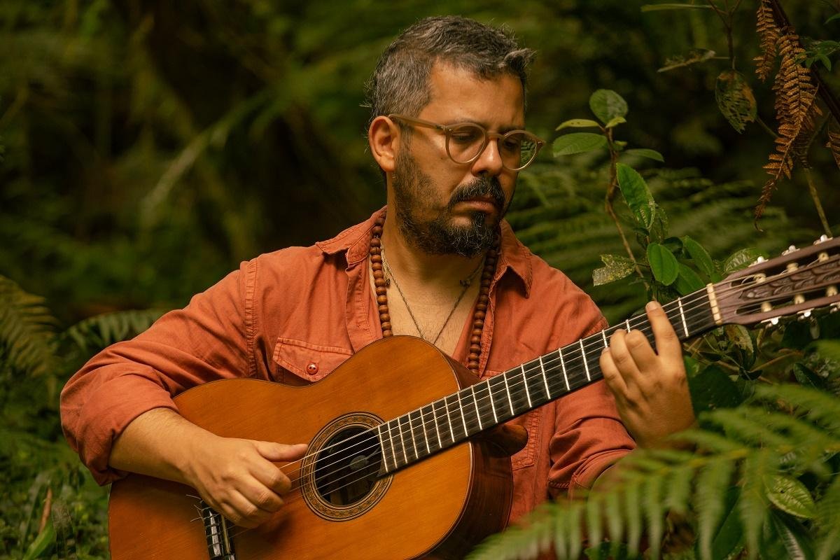 Guitarrista tocar&aacute; ao lado de seu irm&atilde;o Ernesto Fagundes (bombo leguero), Jorginho do Trompete (flugel, trompete) e Rafa Marques (bateria).
