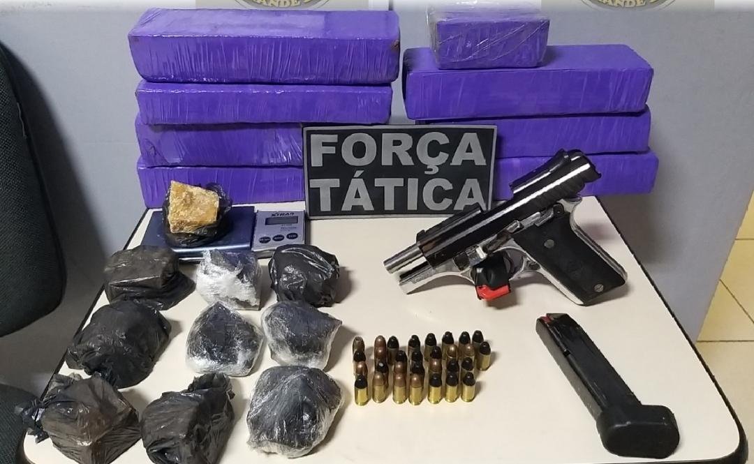 Tr&ecirc;s traficantes foram presos em flagrante pelos policiais militares