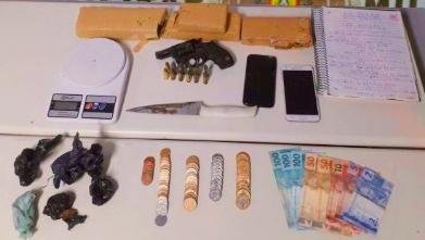 Em um dos flagrantes, os policiais militares apreenderam 1,6 quilo de maconha e um rev&oacute;lver com muni&ccedil;&atilde;o