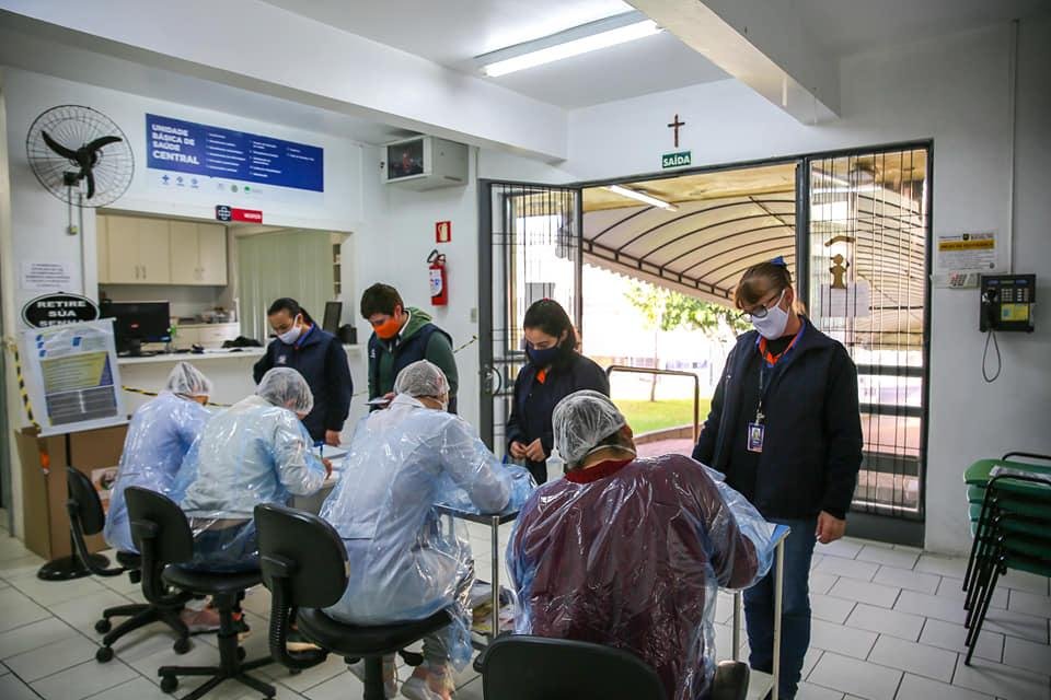A vacina&ccedil;&atilde;o contra a Covid-19 tamb&eacute;m est&aacute; sendo ofertada de forma permanente em todos os postos de sa&uacute;de do munic&iacute;pio
