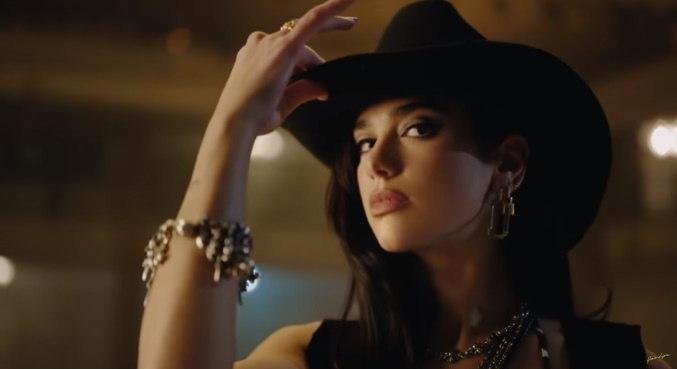 Em clipe de 'Love Again', Dua Lipa mostra seu lado country, pelo menos no visual