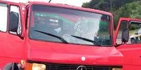 Para-brisa do Mercedes-Benz, com placas de Alvorada, ficou com as marcas dos tiros