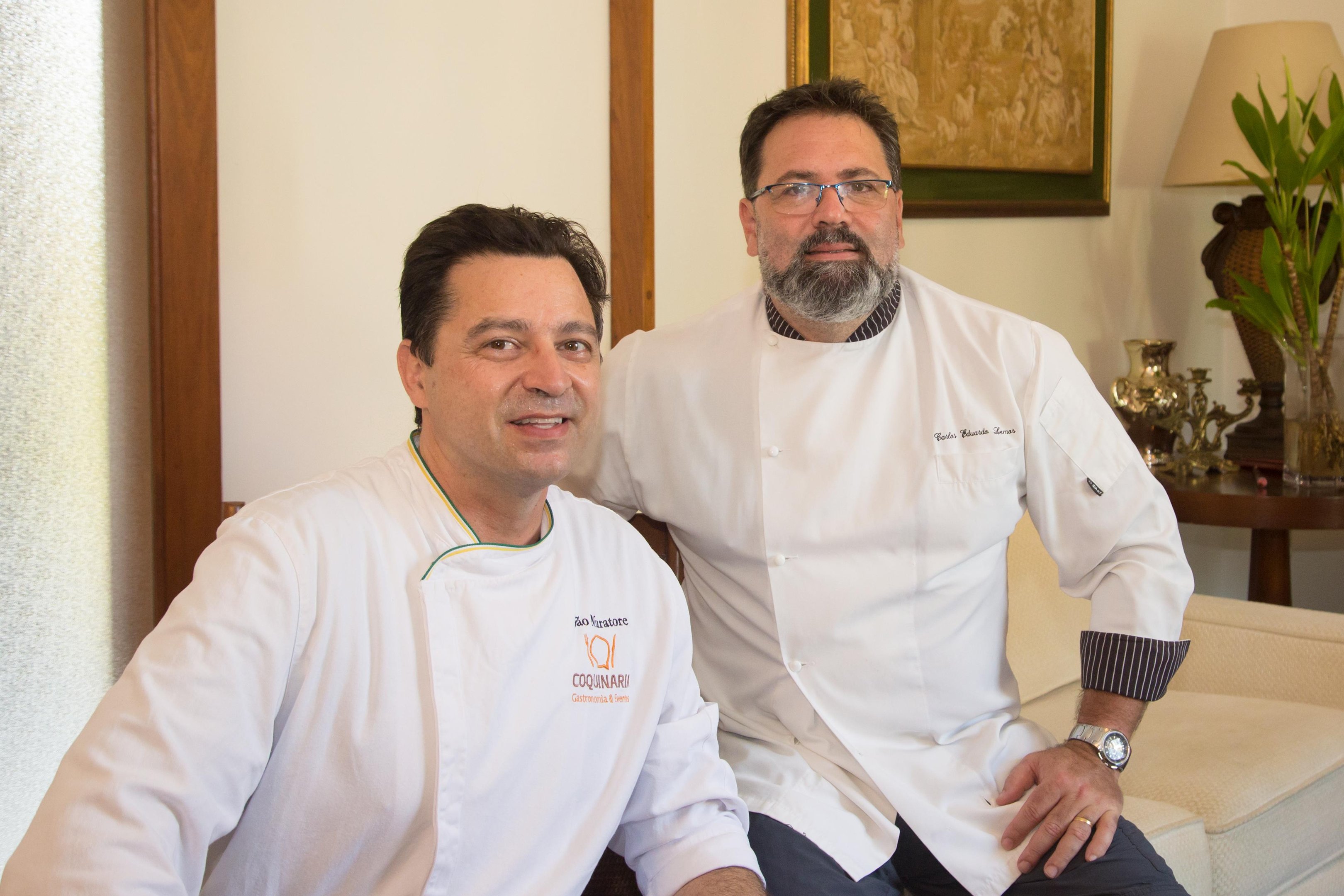 Chef Jo&atilde;o Muratore e chef Lemos preparando o Dia dos Namorados