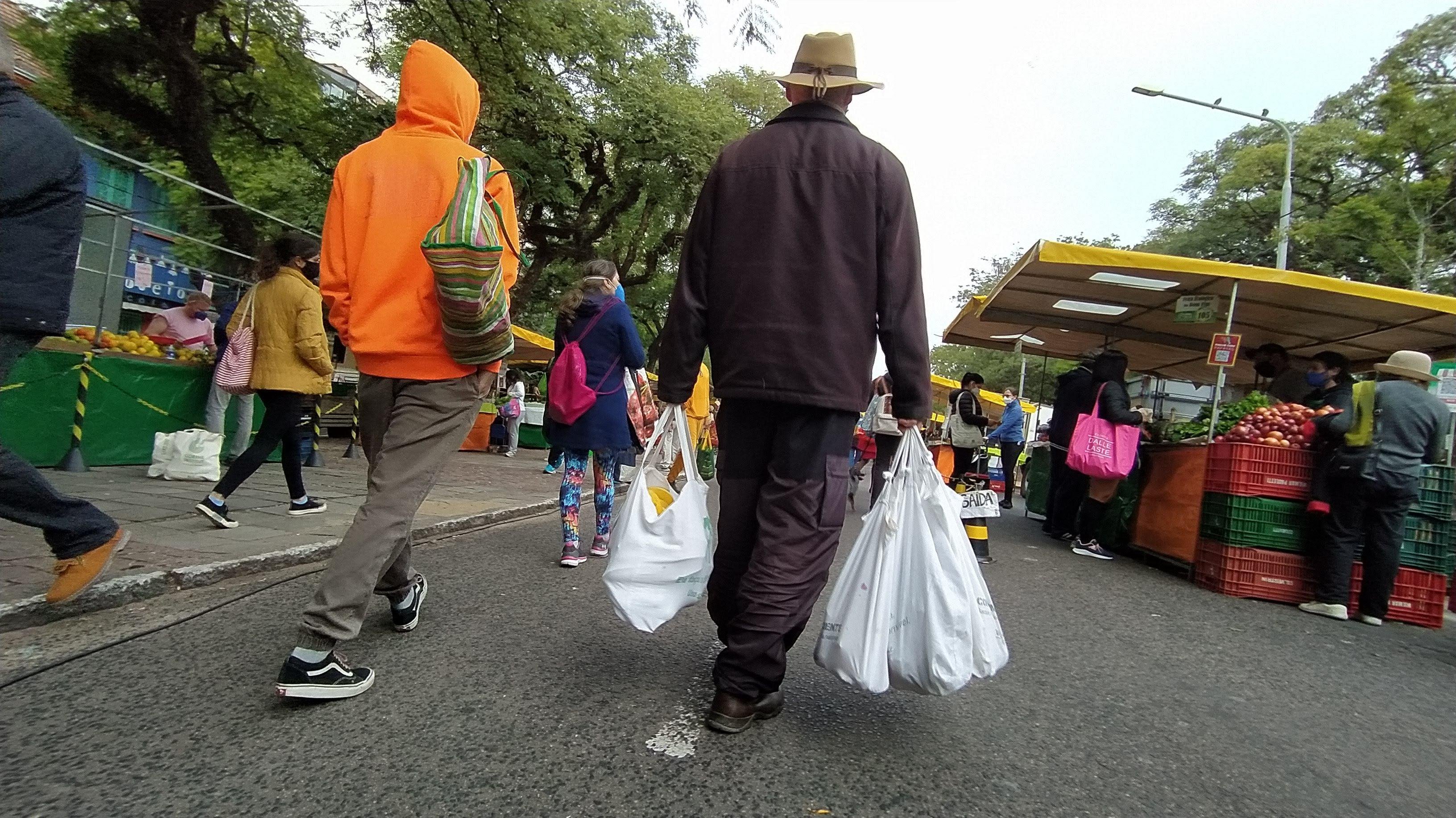 Troca pelas bolsas ecol&oacute;gicas come&ccedil;ou de forma gradual, eliminando o uso de 36,5 mil sacolas pl&aacute;sticas a cada final de semana
