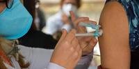Brasil subiu para a 66ª posição entre os países que mais vacinam contra a covid-19 no mundo