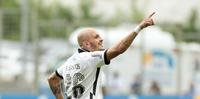Corinthians venceu com gol de pênalti de Fabio Santos
