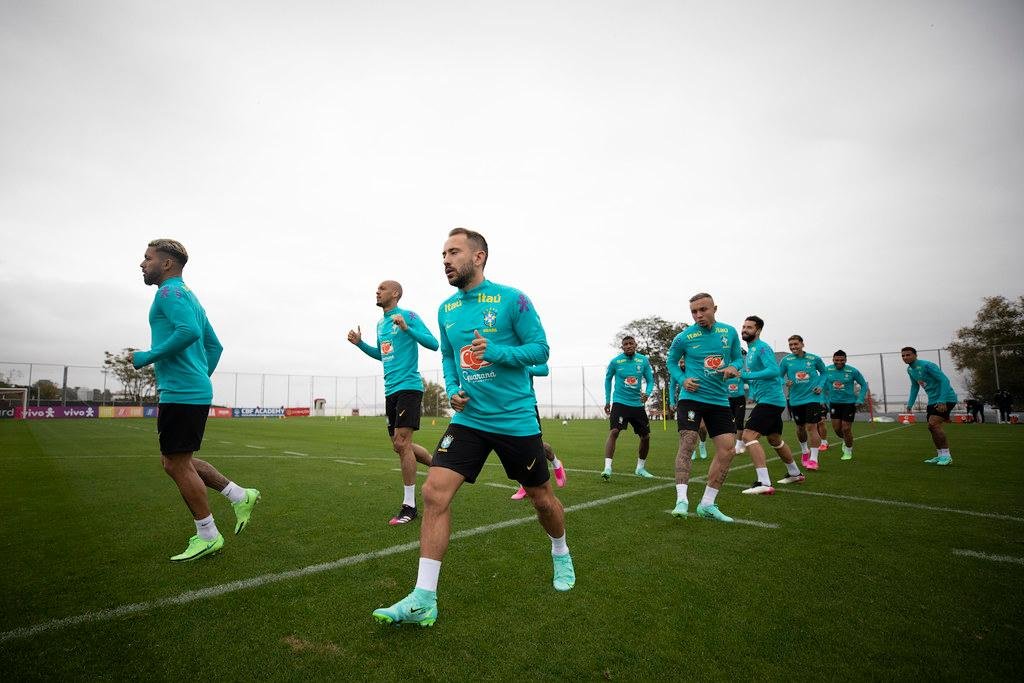 Delega&ccedil;&atilde;o do Brasil segue os treinamentos em Porto Alegre e viaja nesta segunda-feira para Assun&ccedil;&atilde;o, onde enfrenta o Paraguai, pelas Eliminat&oacute;ria da Copa 2022