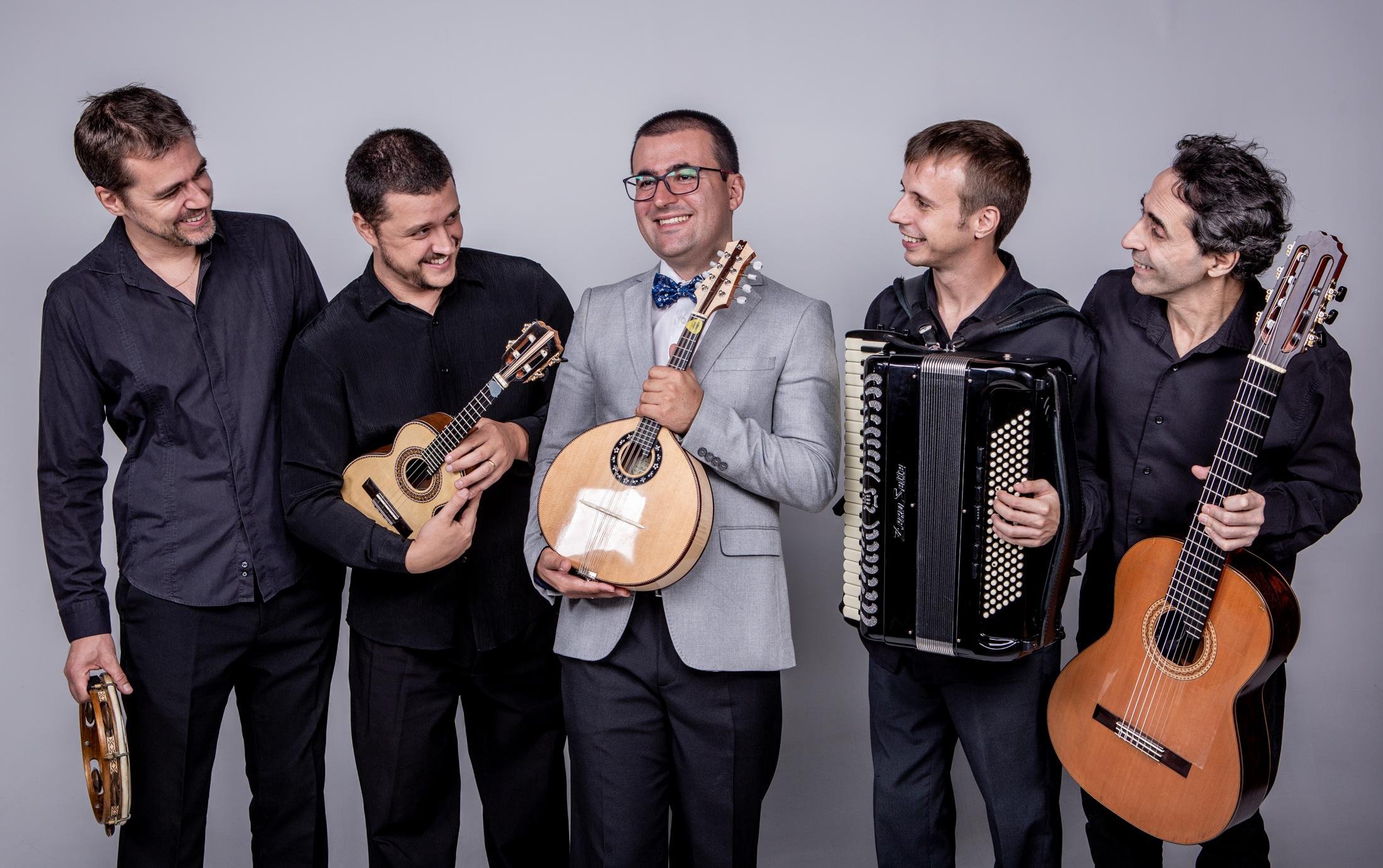 Grupo instrumental &eacute;  formado por Elias Barboza (bandolim), Jo&atilde;o Vicente (viol&atilde;o sete cordas), Matheus Kleber (acordeon), Fabio Azevedo (cavaquinho) e Fernando Sess&eacute; (percuss&otilde;es).