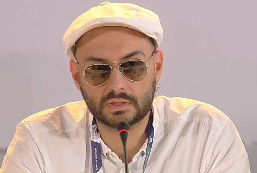 Para os apoiadores de Kirill Serebrennikov, a puni&ccedil;&atilde;o &eacute; devido a suas obras que misturam pol&iacute;tica e religi&atilde;o