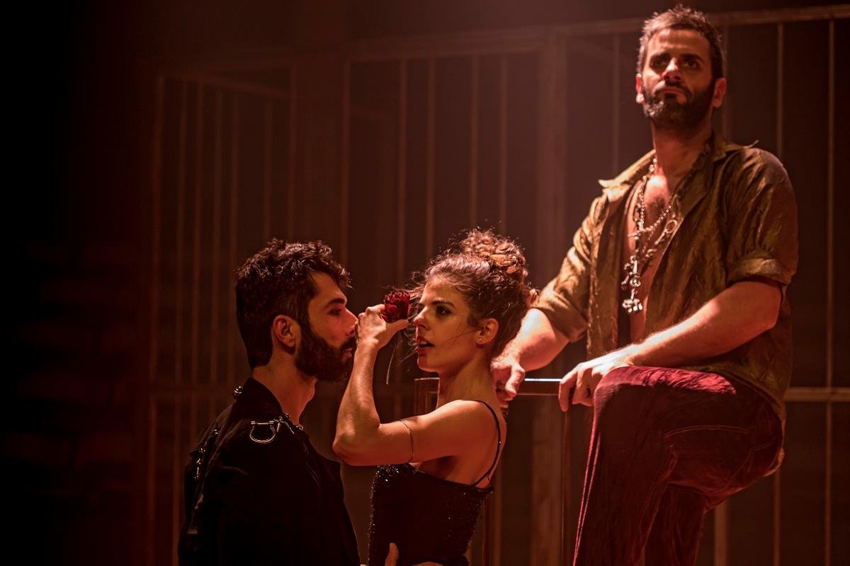 Carmen, personagem carregada de personalidade e de uma tr&aacute;gica hist&oacute;ria, nesta vers&atilde;o &eacute; tamb&eacute;m narradora