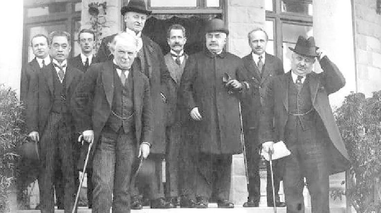 Lloyd George (E) na sa&iacute;da da confer&ecirc;ncia do Conselho Supremo