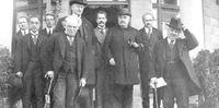 Lloyd George (E) na saída da conferência do Conselho Supremo