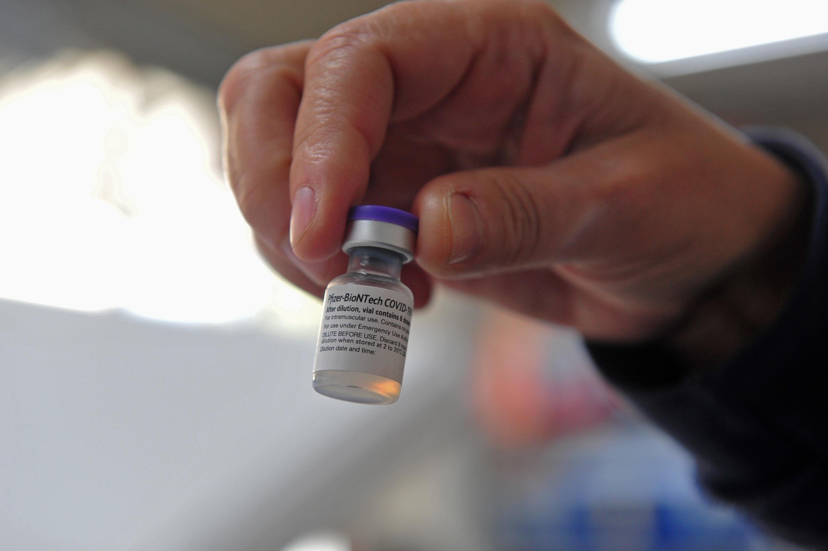 Primeira dose do imunizante estar&aacute; dispon&iacute;vel em 12 unidades de sa&uacute;de