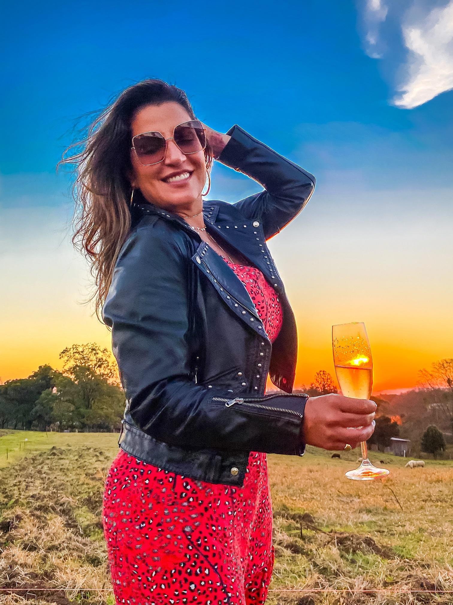 Gestora de relacionamentos Patti Leivas na regi&atilde;o dos vinhos