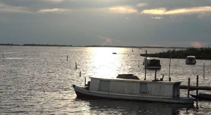 C&acirc;mera Record enfrenta tempestades para falar de embarca&ccedil;&otilde;es clandestinas