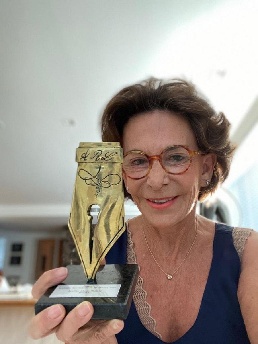 Escritora Anna Mariano com seu trof&eacute;u de 2020
