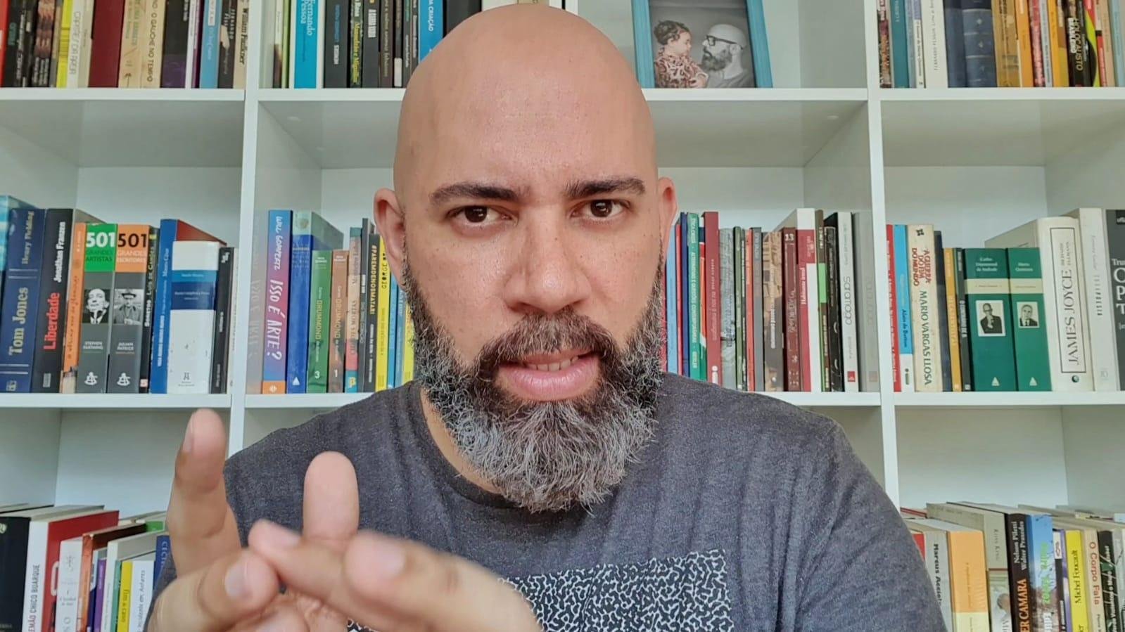 Pernambucano Helder Herik, poeta e autor de livros infantis, &eacute; vencedor do Pr&ecirc;mio Pernambuco de Literatura com &ldquo;Rinoceronte Dromed&aacute;rio &ldquo; e do Pr&ecirc;mio Cepe Nacional de Literatura Infantil com  &ldquo;O Menino Mais Estranho do Mundo&ldquo;