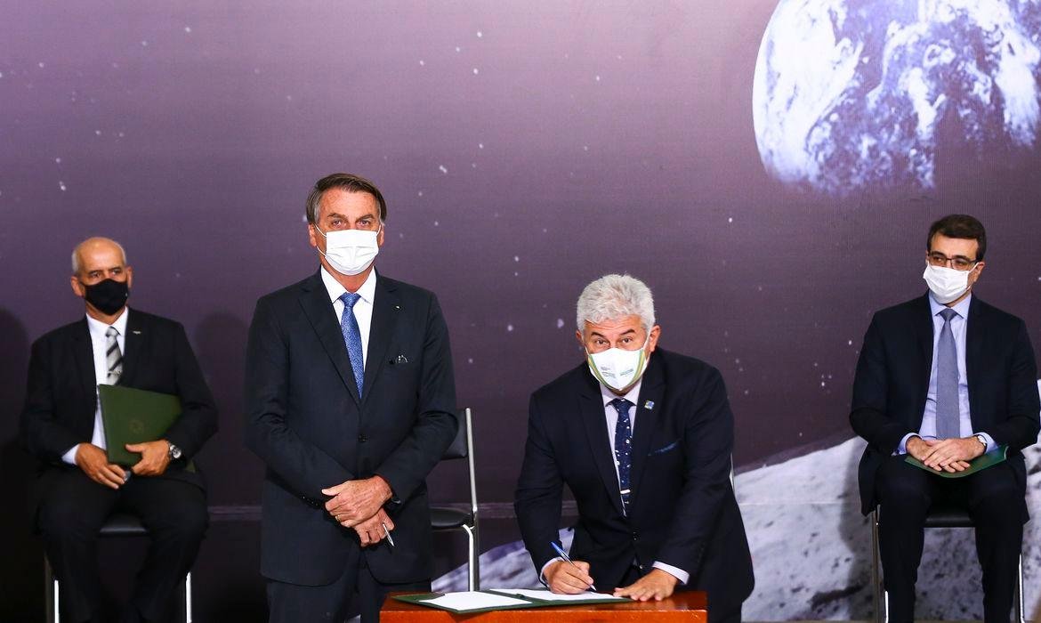 Acordo planeja enviar a primeira mulher e a primeira pessoa negra &agrave; Lua em 2024