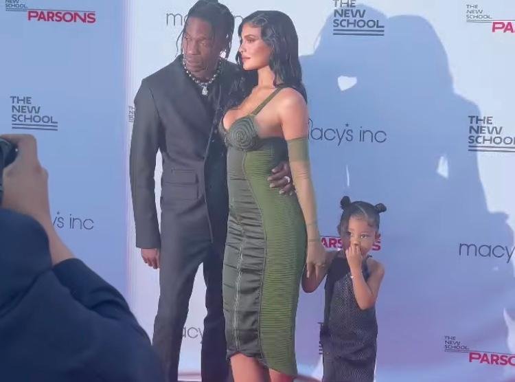 Stormi viralizou na web com fotos de evento em Nova York
