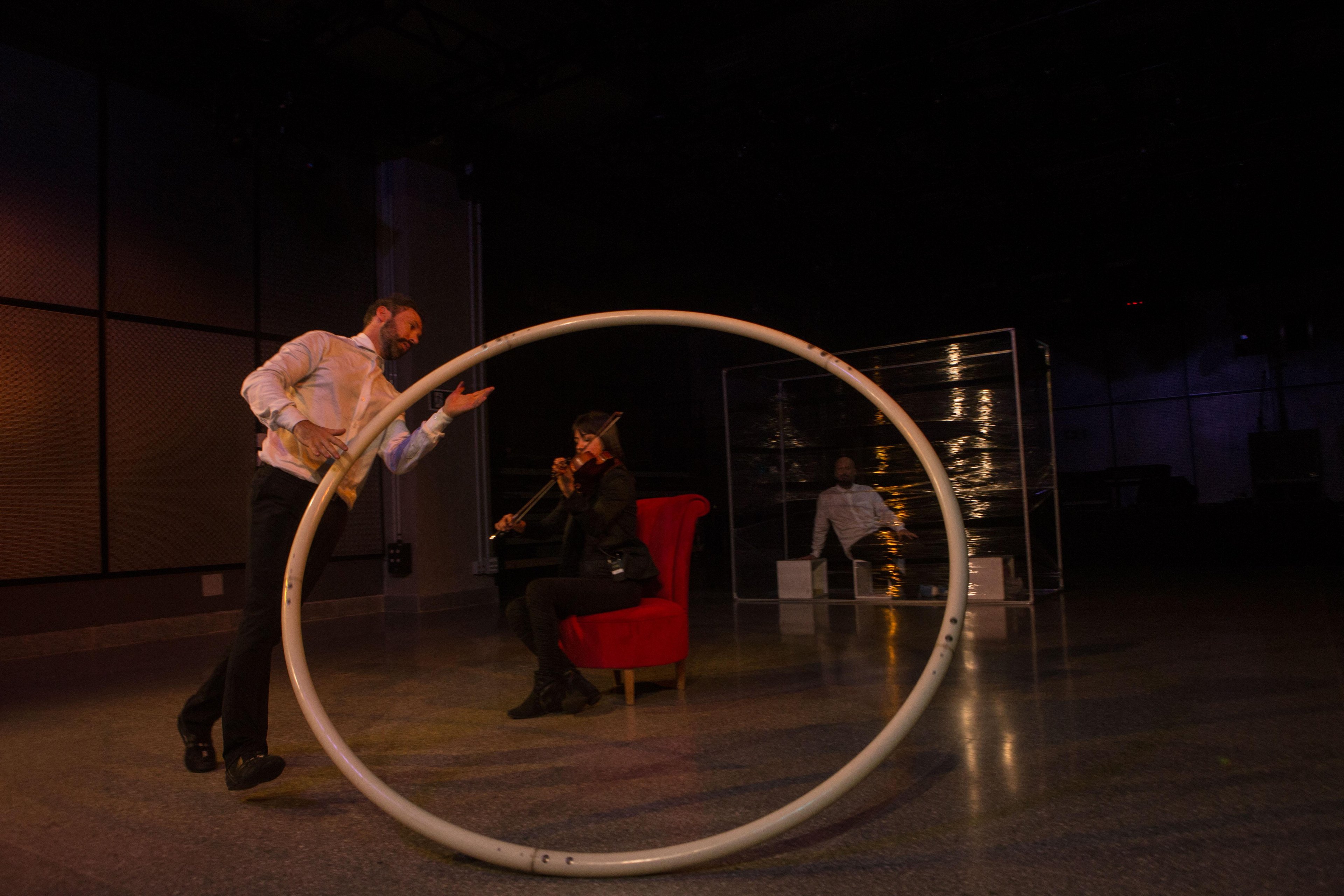 Cesar Rossi&nbsp;(acrobata e roda cyr),&nbsp;Ronaldo Aguiar&nbsp;(clown, bailarino c&ocirc;mico e acrobata) e&nbsp;Ana Paula Eloi&nbsp;(violinista) est&atilde;o no elenco