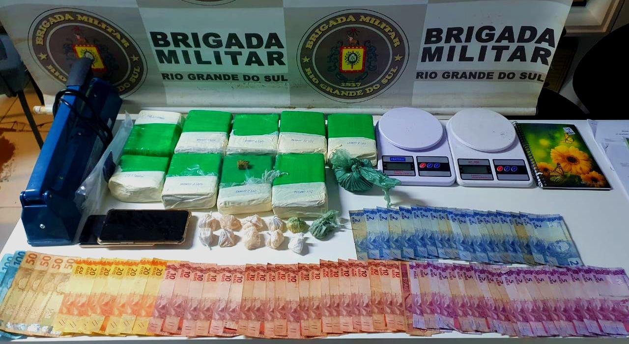 Houve ainda recolhimento de crack, dinheiro, caderno de anota&ccedil;&otilde;es, balan&ccedil;as de precis&atilde;o, telefones celulares,  seladora e abra&ccedil;adeiras