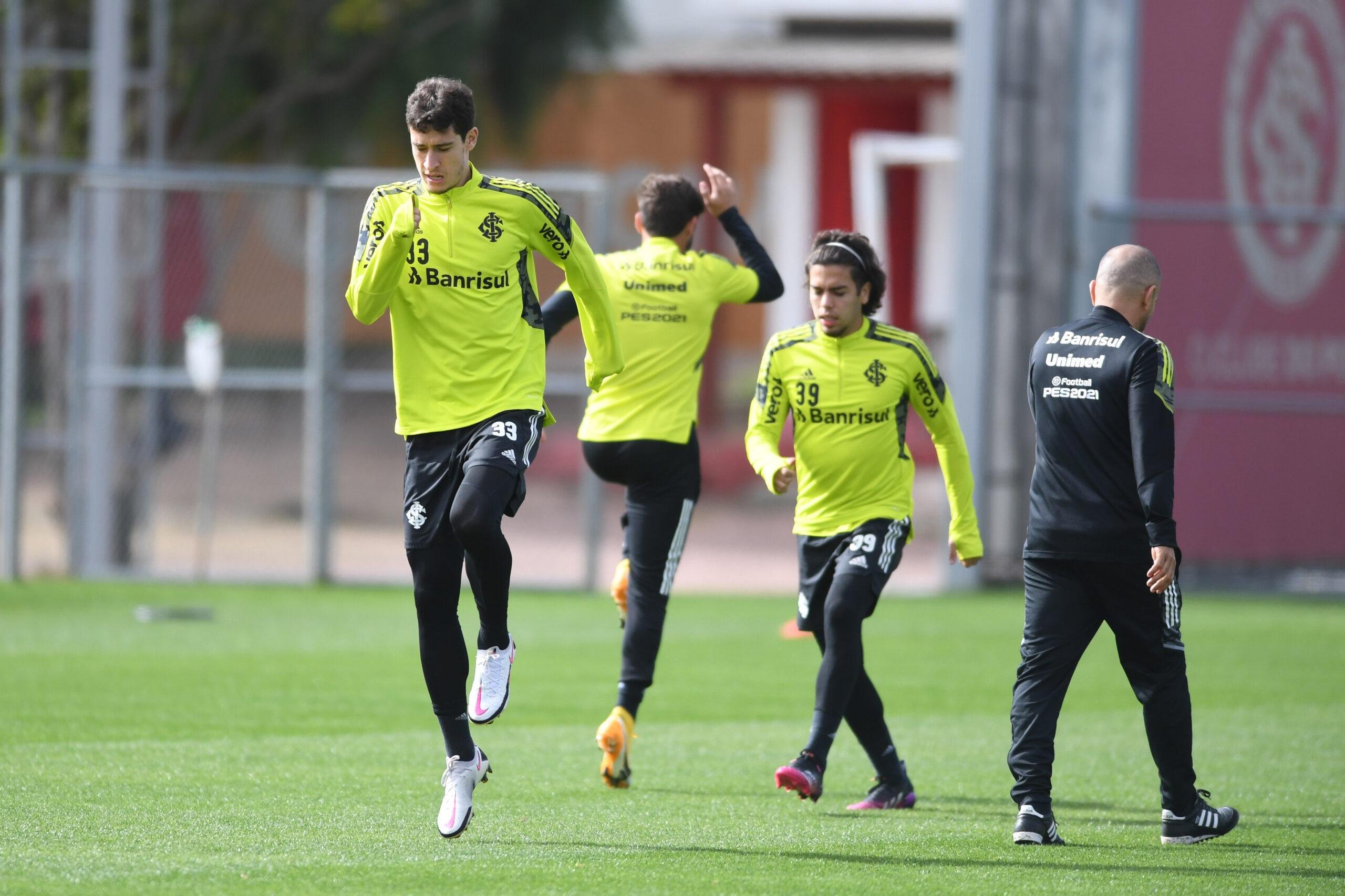 Ap&oacute;s o aquecimento, os jogadores reservas realizaram treinos t&eacute;cnicos e t&aacute;ticos no CT do Parque Gigante