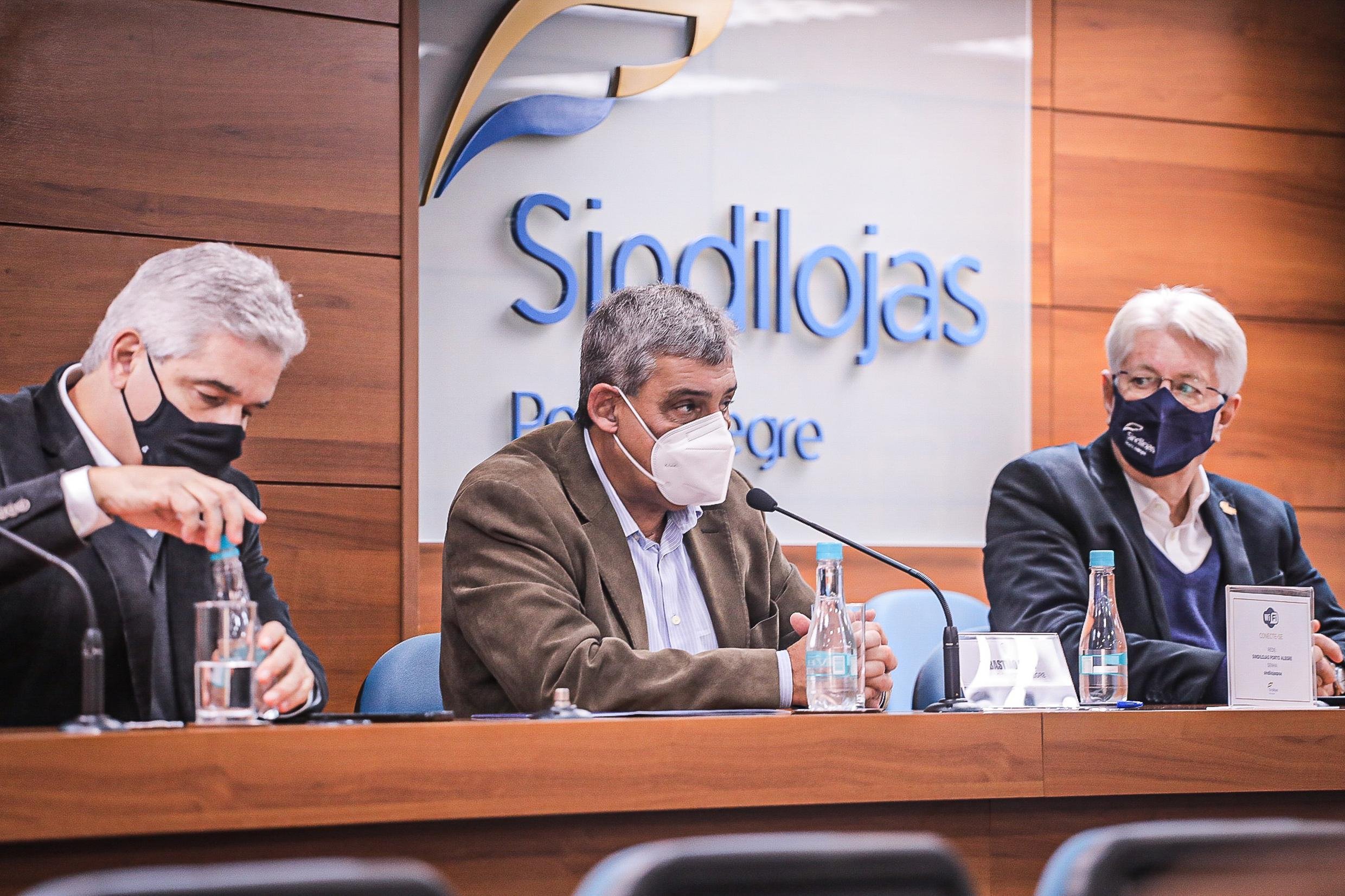 Prefeito se reuniu com empres&aacute;rios, executivos e vereadores, na sede do Sindilojas
