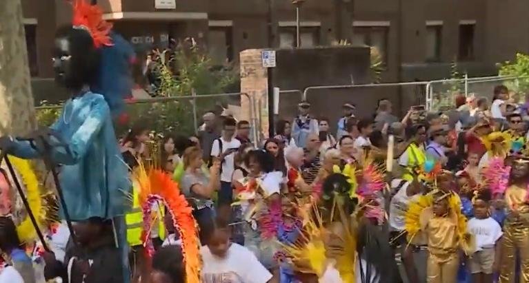 A festa no bairro da zona oeste de Londres, com seus carros aleg&oacute;ricos, bandas de m&uacute;sica e fantasias coloridas, &eacute; um dos carnavais mais importantes da Europa