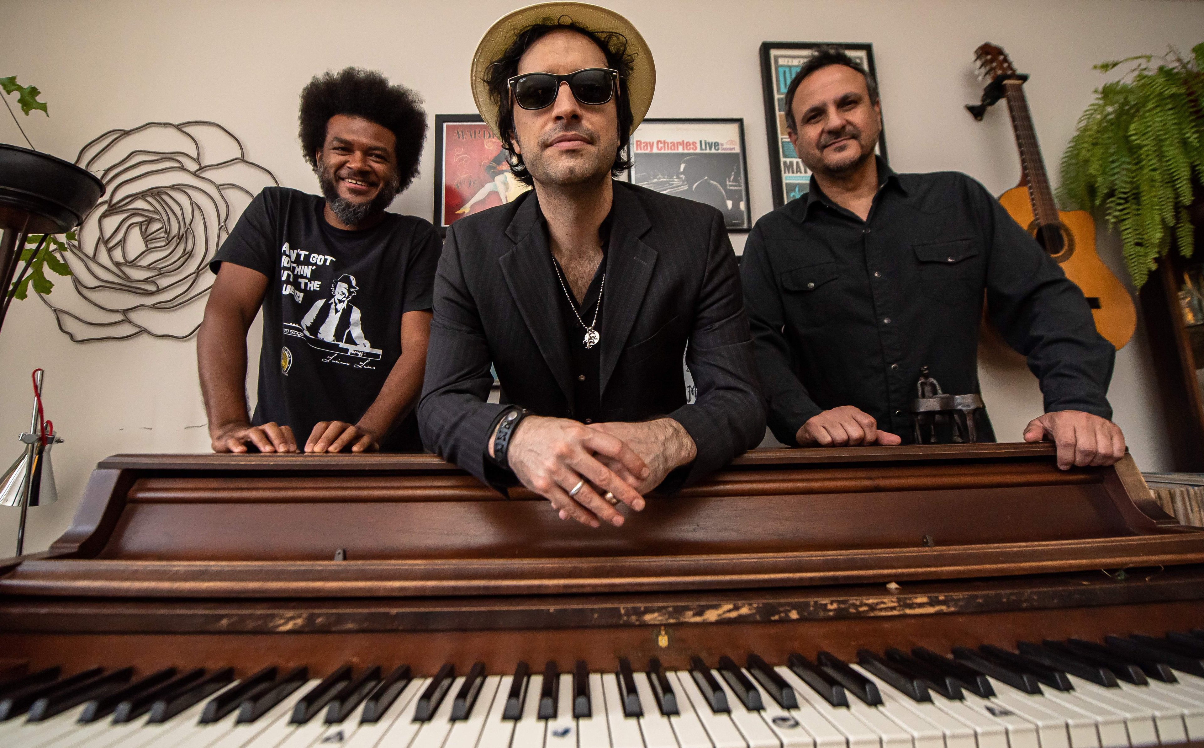 Edu Meirelles (baixo), Luciano Le&atilde;es (piano e voz) e Ronie Martinez (bateria) ir&atilde;o antecipar as m&uacute;sicas do disco gravado ao vivo e algumas das novas composi&ccedil;&otilde;es realizadas a partir do projeto de financiamento coletivo "Vida de Pianista", que tamb&eacute;m ser&atilde;o lan&ccedil;adas ao longo do ano.