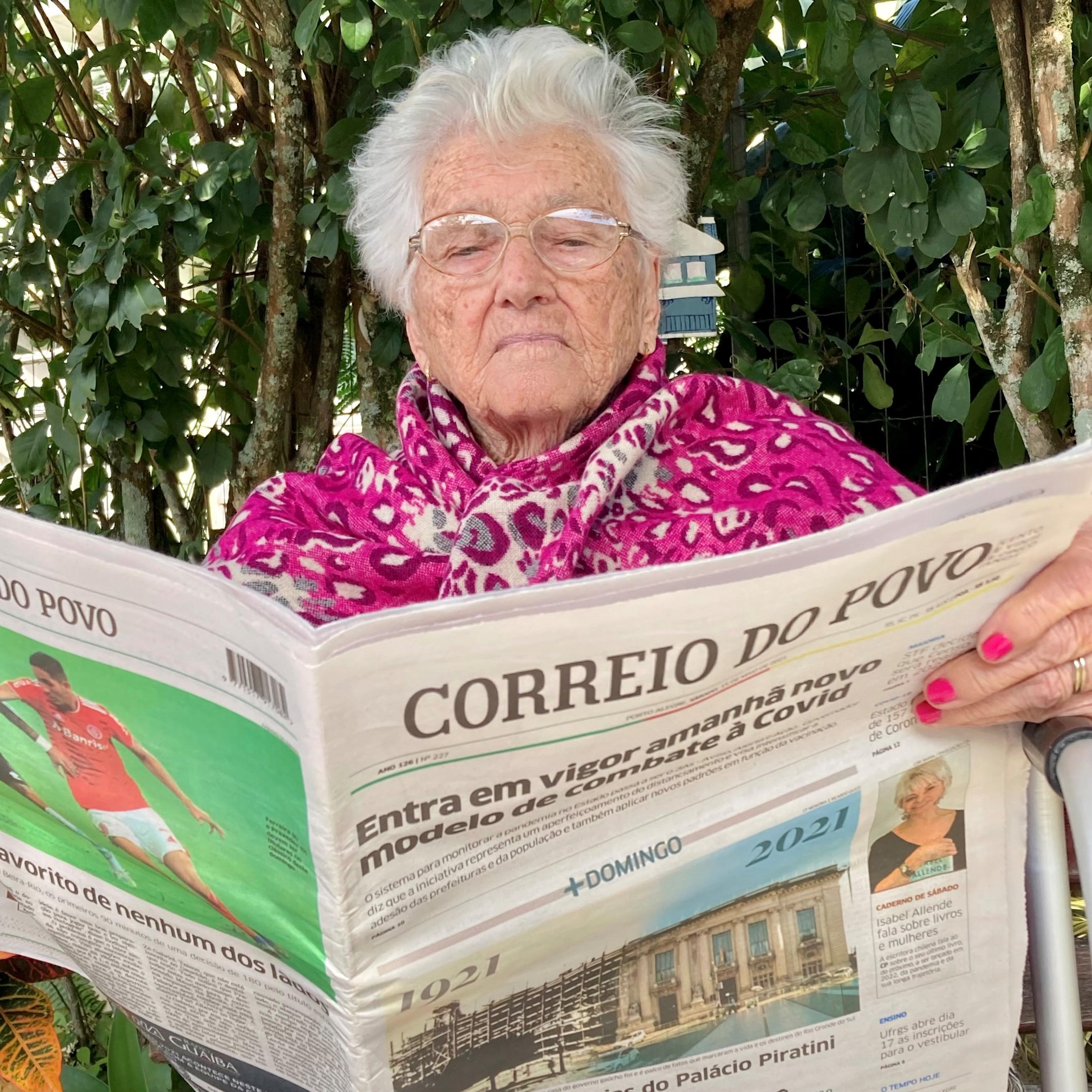 Ler o jornal impresso &eacute; parte da rotina matutina de Honorina Cecconello Dalpiaz h&aacute; mais de 30 anos