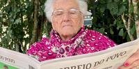 Ler o jornal impresso é parte da rotina matutina de Honorina Cecconello Dalpiaz há mais de 30 anos
