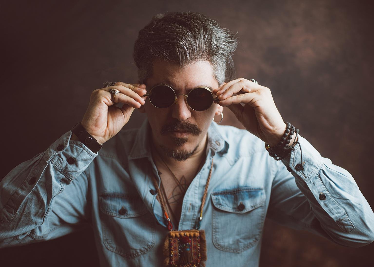 Trick Bernardi gravou treze m&uacute;sicas, tr&ecirc;s delas j&aacute; contam com clipes -  "Gigante", "Fibra de Vidro" e "Pretexto"