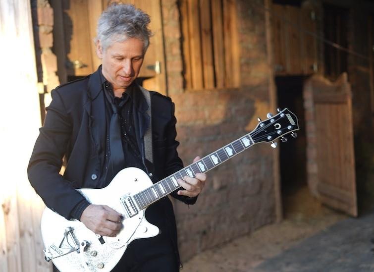 Van Soria assume a guitarra, o viol&atilde;o e os vocais. Ao seu lado Juliano Pereira (baixo) e Leandro Schirmer (bateria)