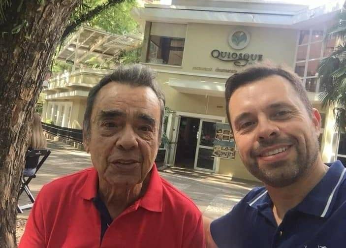 Conforme o filho Rodrigo (D), Vieirinha (E) foi um homem de coragem indom&aacute;vel