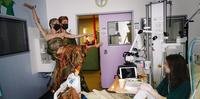 No hospital infantil da capital francesa, os dançarinos da Ópera trazem um raio de luz às crianças doentes