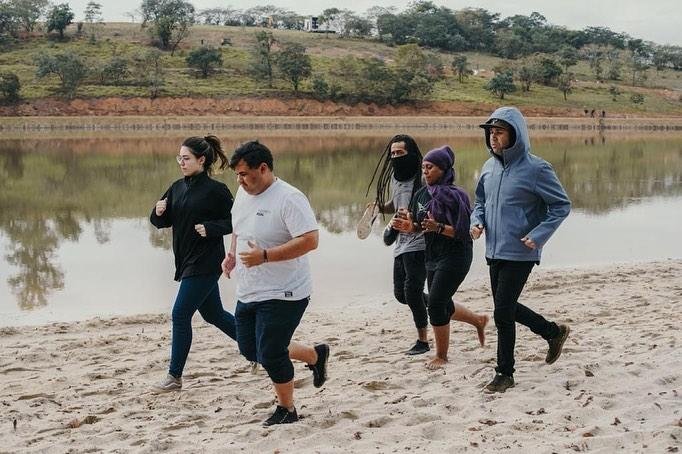 Confinados em um resort, os doze participantes disputam o pr&ecirc;mio, realizando provas sem poder dormir durante 24h.