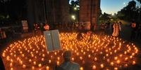 Grupo acendeu velas em memória aos brasileiros que perderam a vida para Covid-19