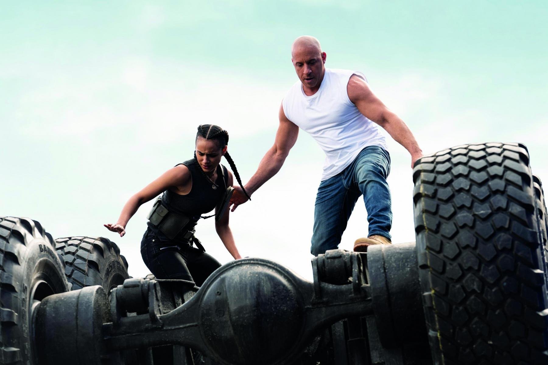 Vin Diesel passa o tempo todo com uma camiseta regata branca, que nunca fica suja