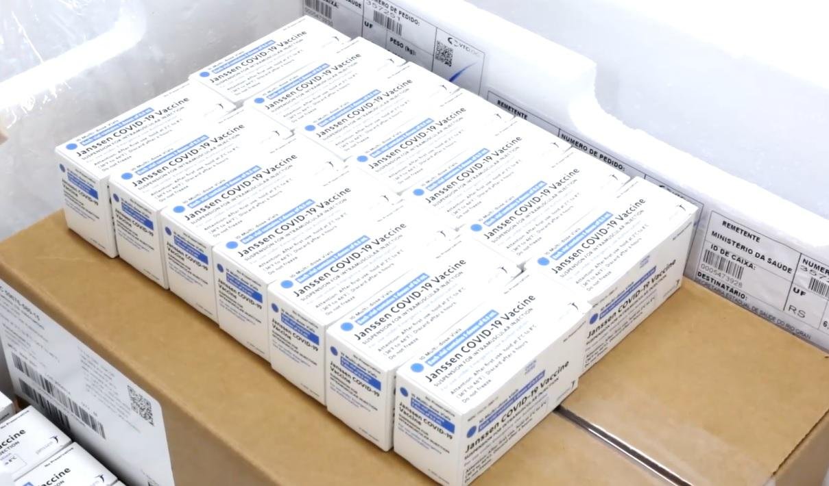 Carregamento com 91.800 doses da vacina da Janssen chegaram na manh&atilde; desta quinta-feira no aeroporto Salgado Filho, em Porto Alegre