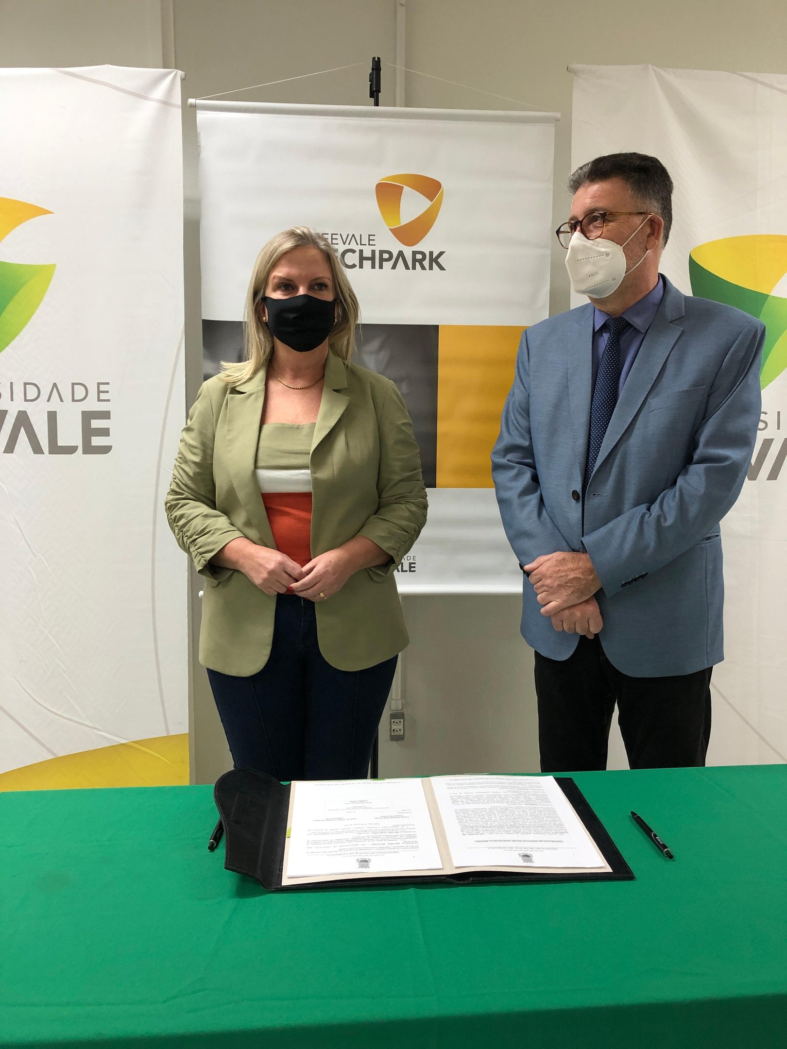 O ato de assinatura do conv&ecirc;nio aconteceu no polo da Feevale Digital de Sapiranga