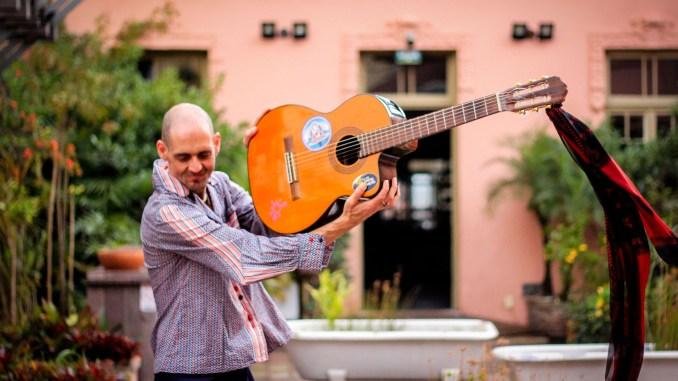 Poeta, budista e residente na serra ga&uacute;cha,  Nenung comp&ocirc;s &ldquo;Era o Amor de Algu&eacute;m&rdquo; e resolveu usar a poesia para dar voz a um sentimento indiz&iacute;vel