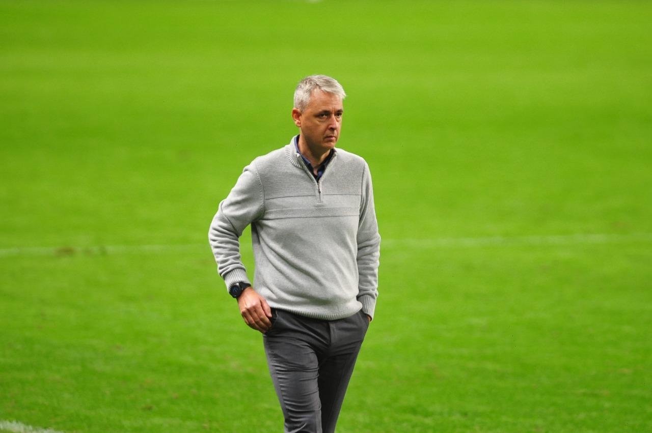 O clima para Tiago Nunes &eacute; de absoluta press&atilde;o para o jogo de hoje &agrave; noite