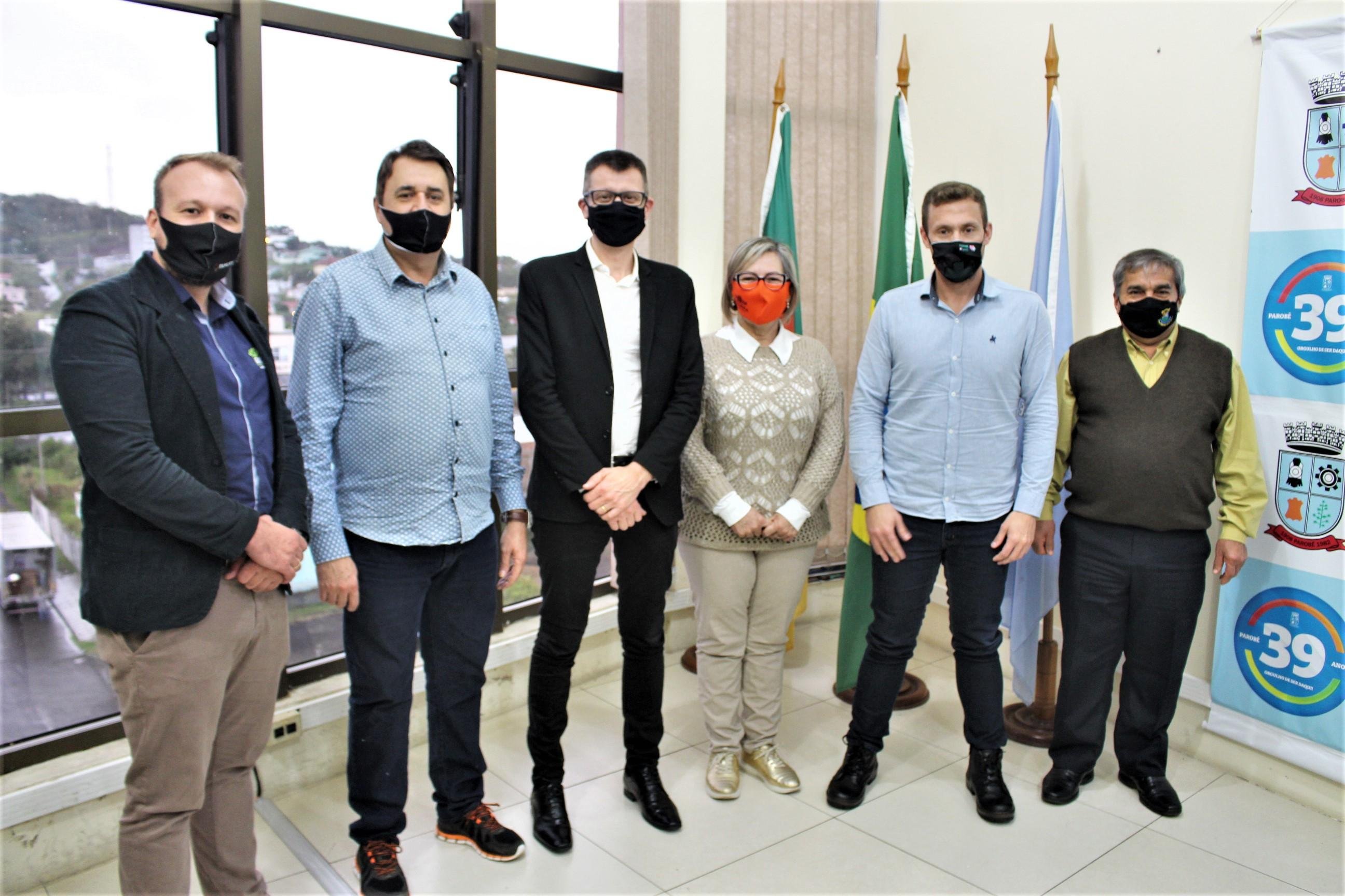 Prefeitos, secret&aacute;rios e demais representantes da Ampara estiveram no encontro, realizado na Prefeitura de Parob&eacute;