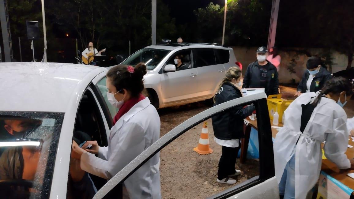 Durante o drive noturno e, posteriormente, nos postos de sa&uacute;de, segue a campanha de arrecada&ccedil;&atilde;o espont&acirc;nea de alimentos, produtos de limpeza e de higiene